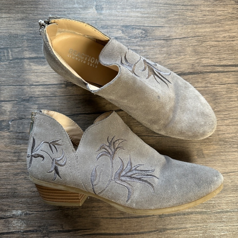 *KENNETH COLE REACTION* Gray Embroidered Shoes Size 7